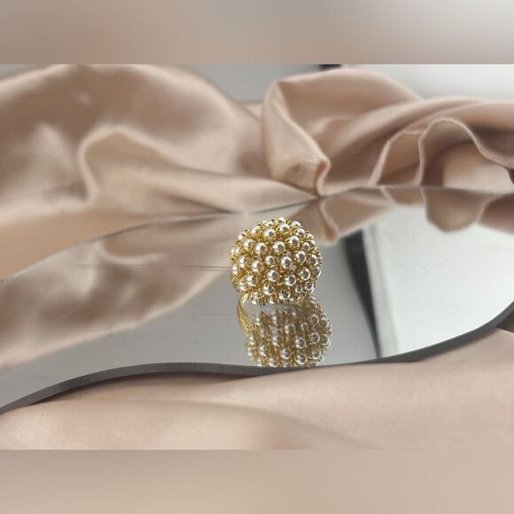 Elegant Gold-Tone Pearl Cluster Statement Ring - Picture 4 of 9